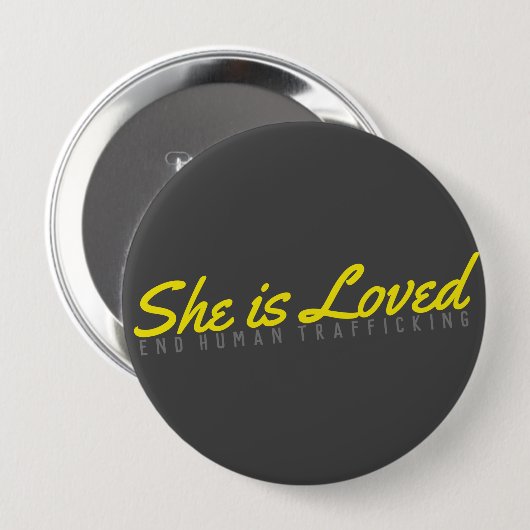 Ze is geliefd: Eindmensenhandel Ronde Button 4,0 Cm (Voorkant /achterkant)