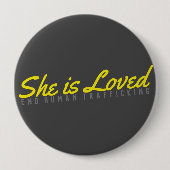 Ze is geliefd: Eindmensenhandel Ronde Button 4,0 Cm (Voorkant)