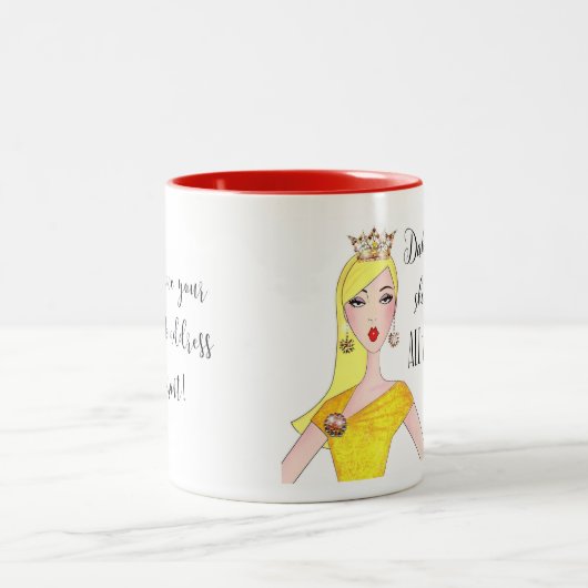 "Ze is gewoon ALLEMAAL praten en NO Tiara!" Tweekleurige Koffiemok (Center)