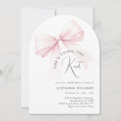 Ze is het binden van de knoop boog bruids douche u kaart (Voorkant)