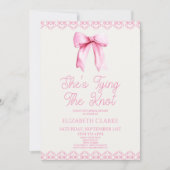 Ze is het binden van de knoop boog bruids douche u kaart (Voorkant)