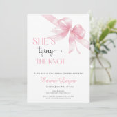 Ze is het binden van de knoop bruids douche uitnod kaart (Staand voorkant)