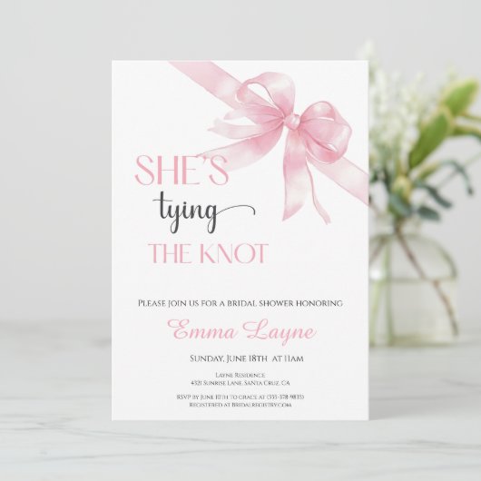 Ze is het binden van de knoop bruids douche uitnod kaart (Staand voorkant)