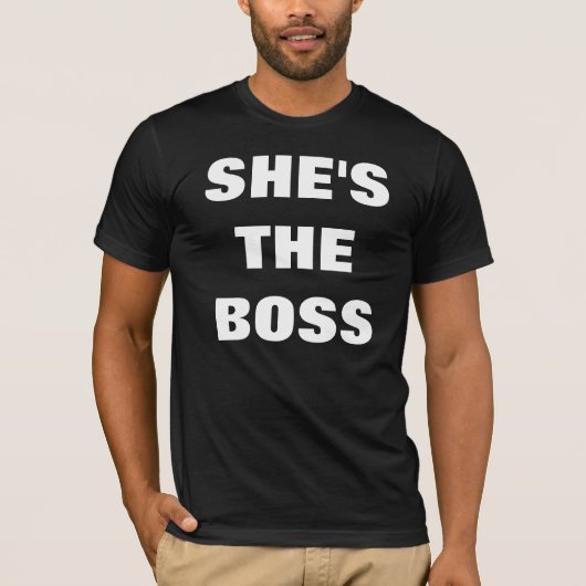 ZE IS HET BOSS T-SHIRT (Voorkant)