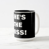 ZE IS HET BOSS TWEEKLEURIGE KOFFIEMOK (Voorkant rechts)