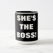 ZE IS HET BOSS TWEEKLEURIGE KOFFIEMOK (Center)