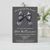 Ze is het knopen van de Gothic Coquette Vrijgezell Kaart (Staand voorkant)