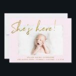 Ze is hier Gold en Blush Handwrited Photo Birth Aankondiging<br><div class="desc">Een leuk en slim om de komst van je kleine meisje aan te kondigen, waar een landschapsfoto van je darling het middelpunt van het podium neemt met een breed lijst aan de grens in wazige roze. "Ze is hier!" in faux gouden handgeschreven font bedekt de foto. De naam en geboortegegevens...</div>