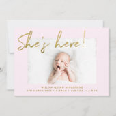 Ze is hier Gold en Blush Handwrited Photo Birth Aankondiging (Voorkant)