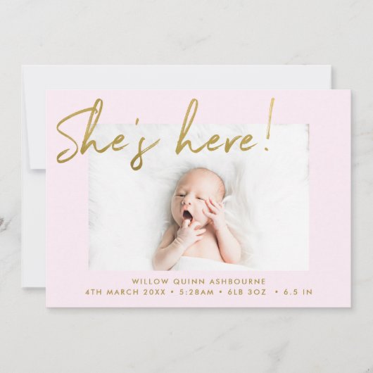 Ze is hier Gold en Blush Handwrited Photo Birth Aankondiging (Voorkant)