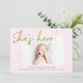 Ze is hier Gold en Blush Handwrited Photo Birth Aankondiging (Staand voorkant)