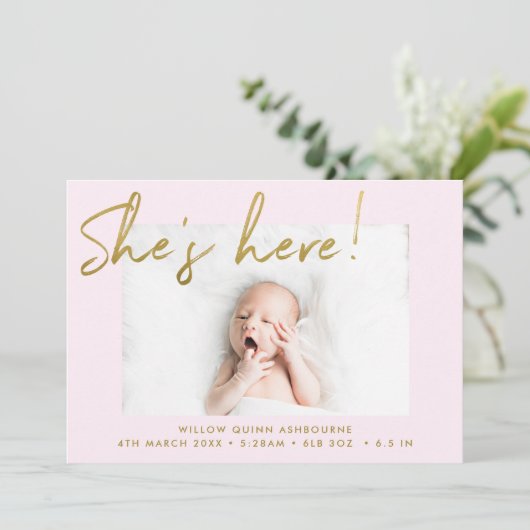 Ze is hier Gold en Blush Handwrited Photo Birth Aankondiging (Staand voorkant)