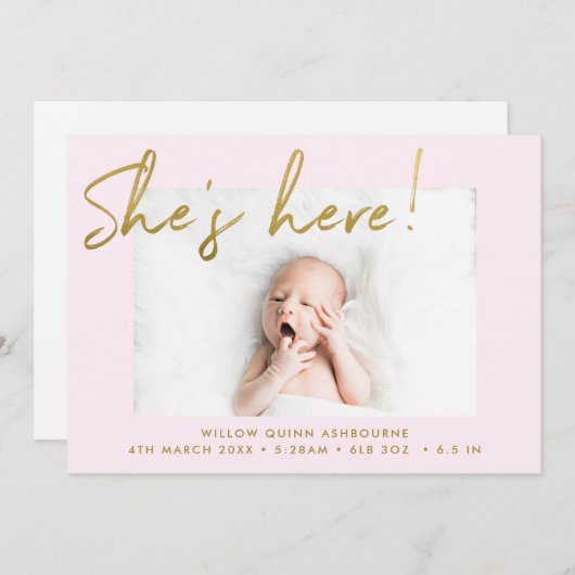 Ze is hier Gold en Blush Handwrited Photo Birth Aankondiging (Voorkant / Achterkant)