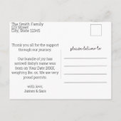 Ze is hier! Hij is hier! Eenvoudig Modern bedankt Aankondigingskaart (Achterkant)