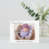 Ze is hier! Hij is hier! Eenvoudig Modern bedankt Aankondigingskaart (Staand voorkant)