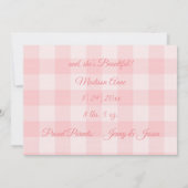 Ze is hier roze meisje Gingham Cute Modern Birth Aankondiging (Achterkant)