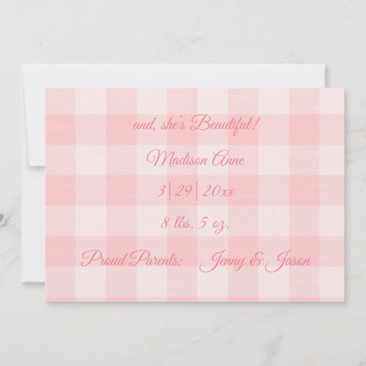 Ze is hier roze meisje Gingham Cute Modern Birth Aankondiging (Achterkant)