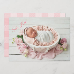 Ze is hier roze meisje Gingham Cute Modern Birth Aankondiging