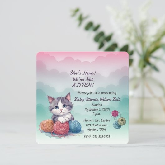 Ze is hier, we zijn geen kitten wolken garen kaart (Staand voorkant)