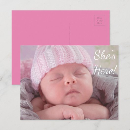 Ze is hier, zondagse aankondiging voor een baby-me (Voorkant / Achterkant)