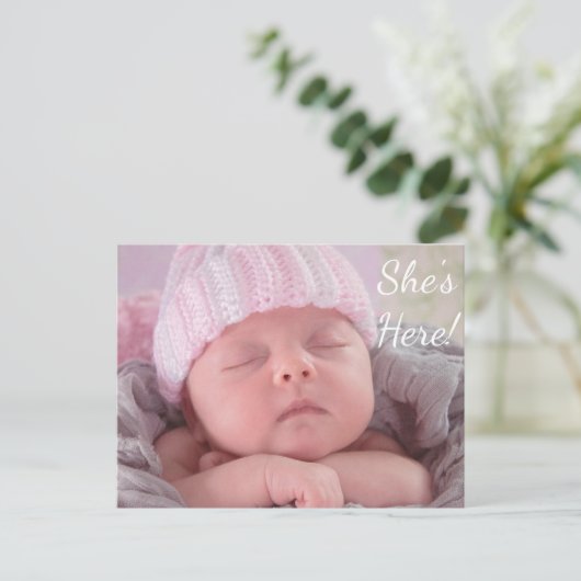 Ze is hier, zondagse aankondiging voor een baby-me (Staand voorkant)