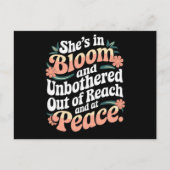 Ze is in bloei en ongestoord buiten bereik en briefkaart (Voorkant)