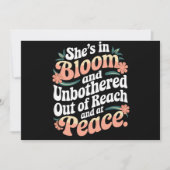 Ze is in bloei en ongestoord buiten bereik en kaart (Voorkant)