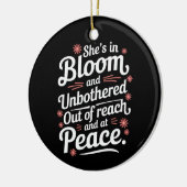 Ze is in bloei en ongestoord buiten bereik en op keramisch ornament (Links)