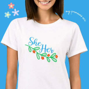Ze is in Bloemen T-shirt