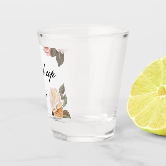 Ze is in het Vrijgezellenfeest opgeslokt. Shot Glas (Rechts)