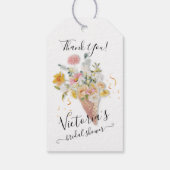 Ze is in het Vrijgezellenfeest van Bouquet opgevoe Cadeaulabel (Achterkant)