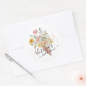 Ze is in het Vrijgezellenfeest van Bouquet opgevoe Ronde Sticker (Envelop)