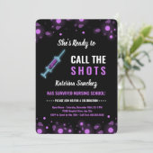 Ze is klaar om te bellen de Shots - Nursing Afstud Kaart (Staand voorkant)