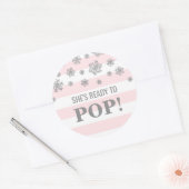 Ze is klaar om te Poppen Pink Stripes Silver Sneeu Ronde Sticker (Envelop)