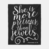 Ze is kostbaarder dan Jewels Spreuken Zwart Fleece Deken (Voorkant)