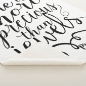 Ze is kostbaarder dan juwelen Spreuken 3:15 Sherpa Deken (3/4)