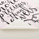 Ze is kostbaarder dan juwelen Spreuken 3:15 Sherpa Deken (3/4)