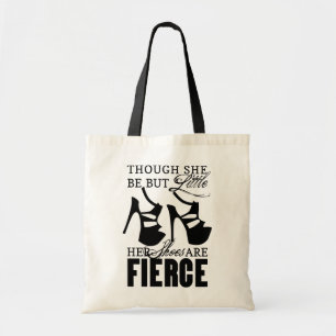 Ze is maar weinig of geen bruine schoenen. tote bag