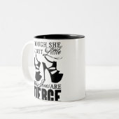 Ze is maar weinig of geen bruine schoenen. tweekleurige koffiemok (Voorkant links)