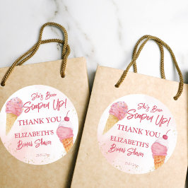 Ze is met roze ijs vrijgezellenfeest opgeslokt. ronde sticker