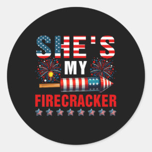 Ze is mijn Sparkler 4th of July vuurwerk liefhebbe Ronde Sticker