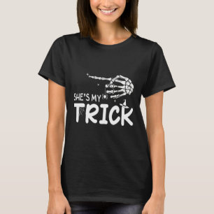 Ze is mijn truc koppels skelet hand Halloween T-shirt