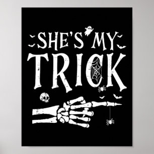 Ze is mijn truc Skeleton Hand Halloween kostuum co Poster