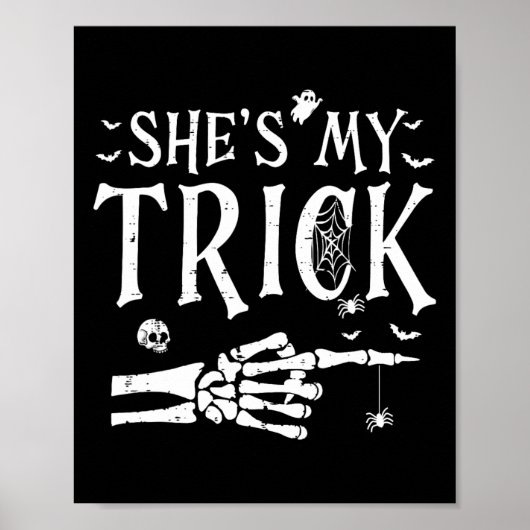 Ze is mijn truc Skeleton Hand Halloween kostuum co Poster (Voorkant)
