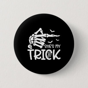 Ze is mijn truc Skeleton Hand Halloween kostuum co Ronde Button 5,7 Cm
