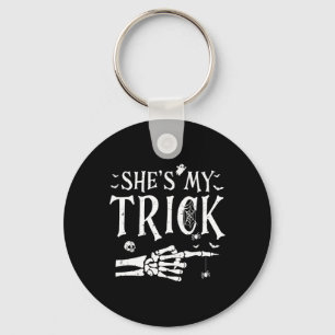 Ze is mijn truc Skeleton Hand Halloween kostuum co Sleutelhanger