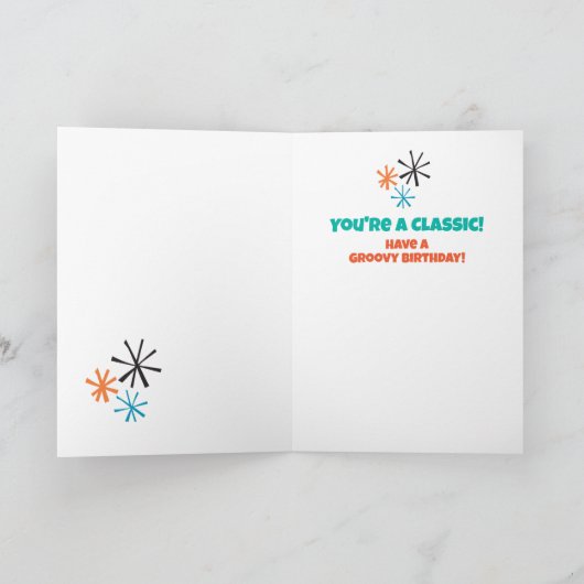 Ze is niet oud, ze is een moderne verjaardag uit h kaart (Binnen)