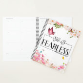 Ze is onbevreesde Spreuken 31:25 Bloemenvlinder Planner (Display)
