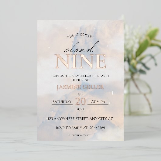 Ze is op cloud 9 Roos Gold Elegant Vrijgezellenfee Folie Uitnodiging (Staand Voorkant)