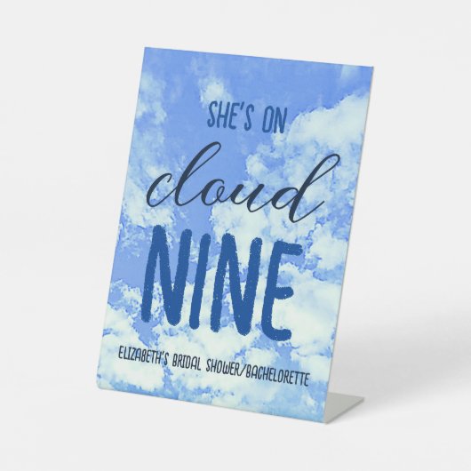 Ze is op de cloud negen! Vrijgezellenfeest/Bachelo Reclamebord Met Voetstuk (Voorkant)
